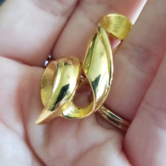 Vintage looped ribbon brooch by LIA gold tone squiggle curly pin - Picture 6 of 10